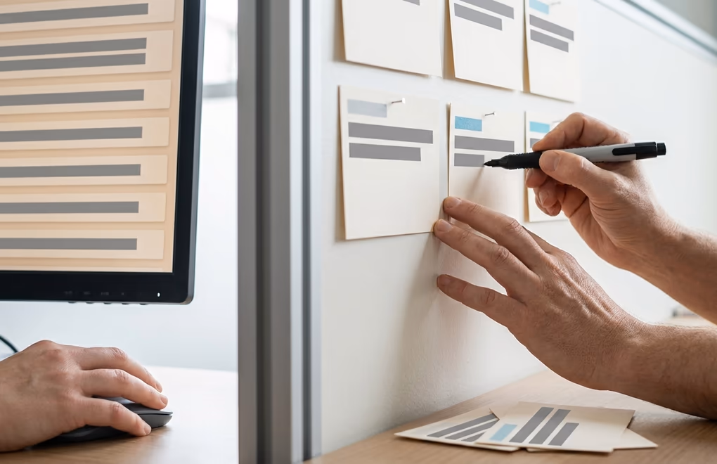 An inbound rep qualifying leads beside an outbound rep starting cold conversations on LinkedIn