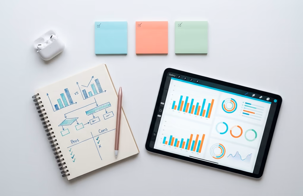 Keyhole real-time analytics dashboard with competitive benchmarking charts, sentiment analysis, and hashtag tracking