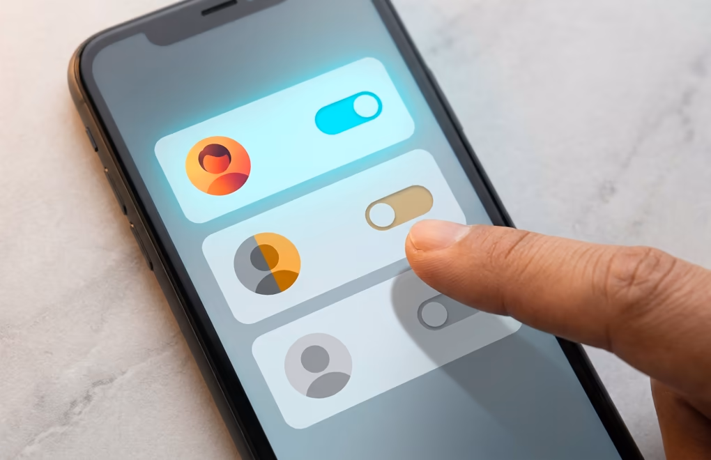 A settings screen with three stacked visibility choices and a finger selecting one of them